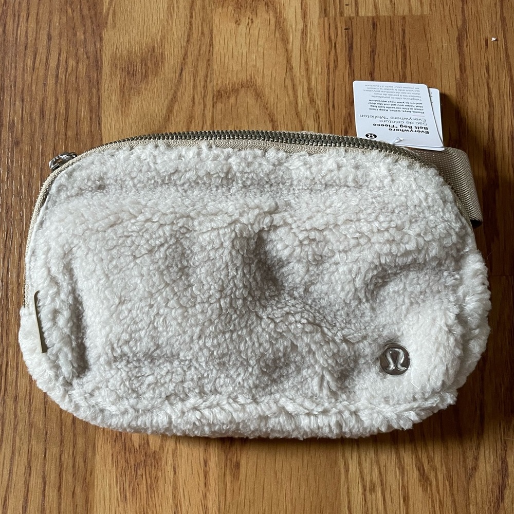 New NWT Lululemon Everywhere Fleece Belt Bag - Ivory